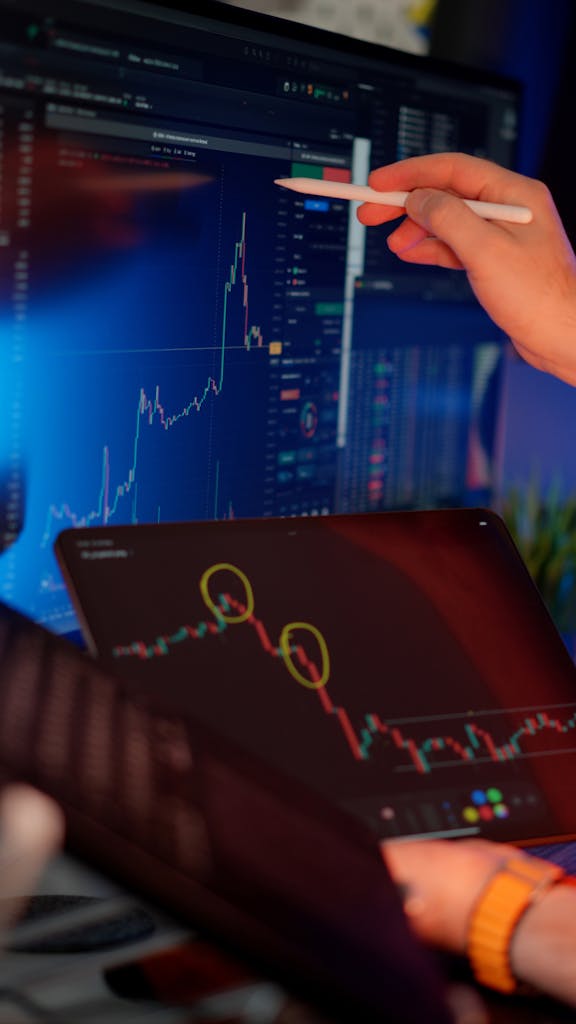 Imagen actual: A person analyzes cryptocurrency market trends on multiple screens with graphs.