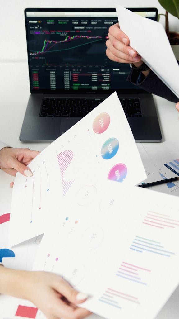 Imagen actual: Business professionals reviewing data charts and graphs on laptop.