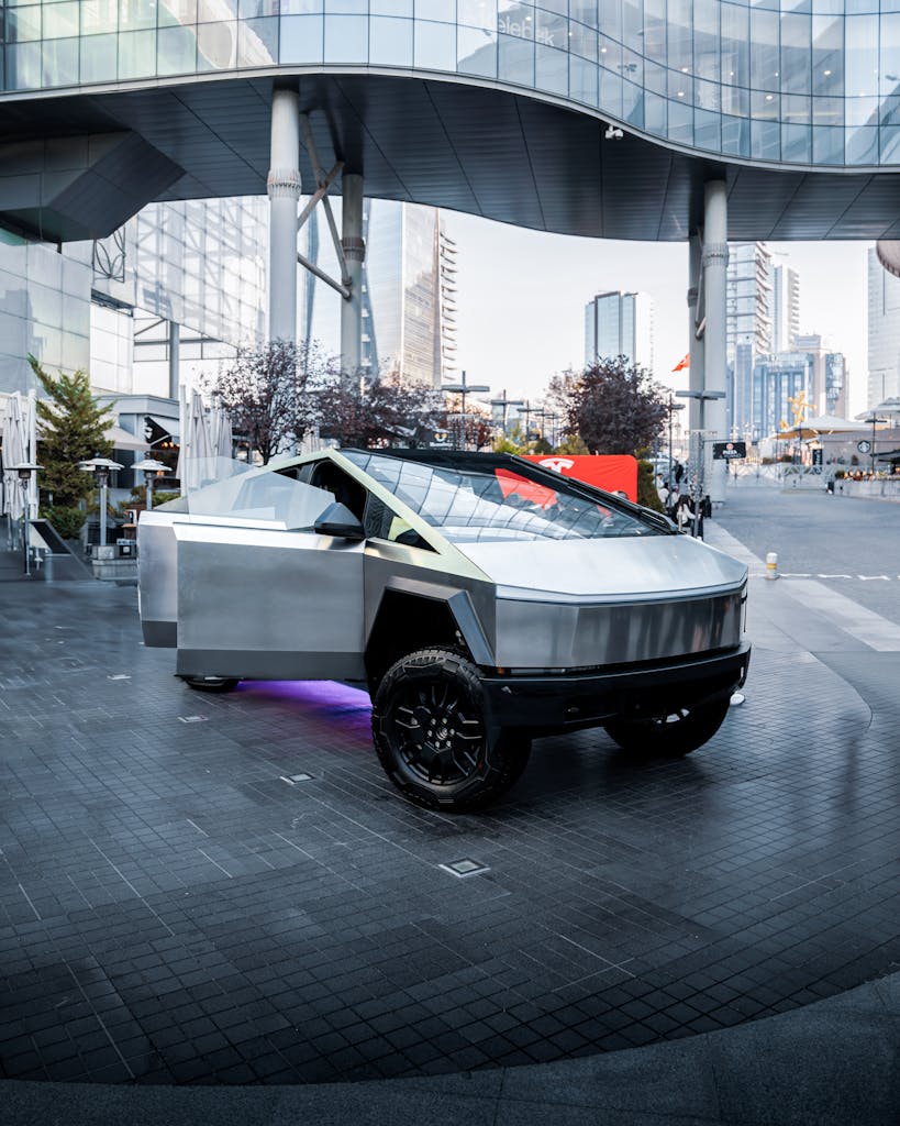 Imagen actual: Modern vehicle showcased in urban Ankara setting, embodying futuristic design and architecture.