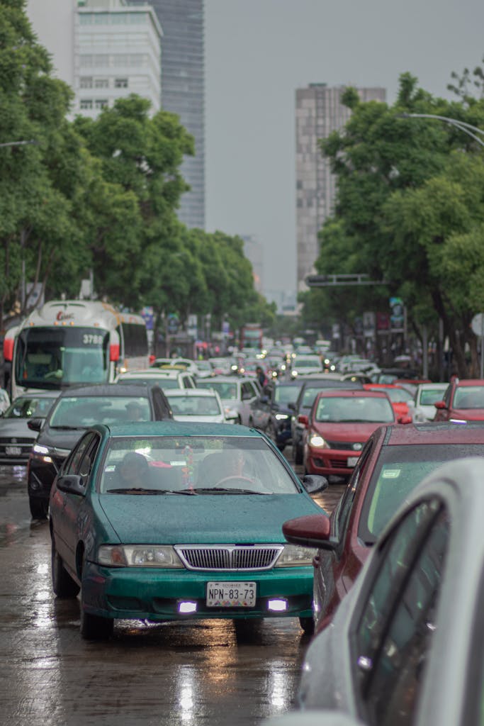 Imagen actual: Traffic jam in Mexico City with vehicles on a rainy day, displaying urban congestion.